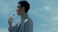 稲垣吾郎＆草なぎ剛＆香取慎吾、サントリーの新CMに出演！壮大な青空の下で未来を思い“ウォーター・ポジティブ”であり続けることを約束 - 画像一覧（6/10）
