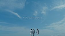 稲垣吾郎＆草なぎ剛＆香取慎吾、サントリーの新CMに出演！壮大な青空の下で未来を思い“ウォーター・ポジティブ”であり続けることを約束 - 画像一覧（8/10）