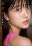 乃木坂46・久保史緒里、1st写真集『交差点』より脱ぎかけのブラウスから美しい素肌と水色のランジェリーがのぞくセクシーショット公開