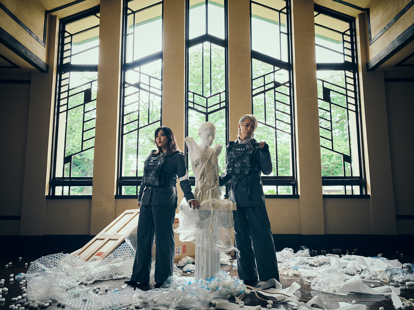 アヴちゃんが石膏像に！女王蜂、新ビジュアル＆「首のない天使」新ジャケット公開 - 画像一覧（1/2）