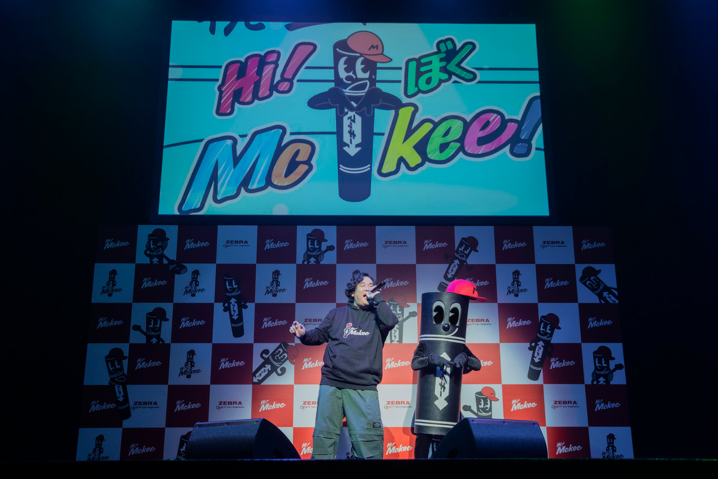 【レポート】岡崎体育、ハイマッキーの新キャラクター“Hi! Mckee”とサイン色紙速書き対決！オリジナルテーマソング「Hi! Mckee」も披露 - 画像一覧（13/15）