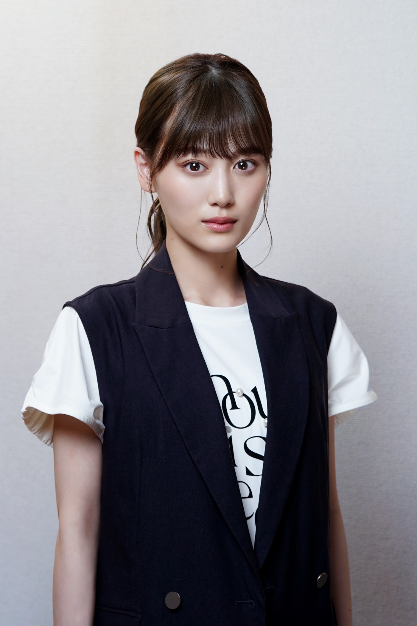 山下美月、乃木坂46卒業後初ドラマ！成田凌主演ドラマ『降り積もれ孤独な死よ』で記者役を熱演 - 画像一覧（2/2）