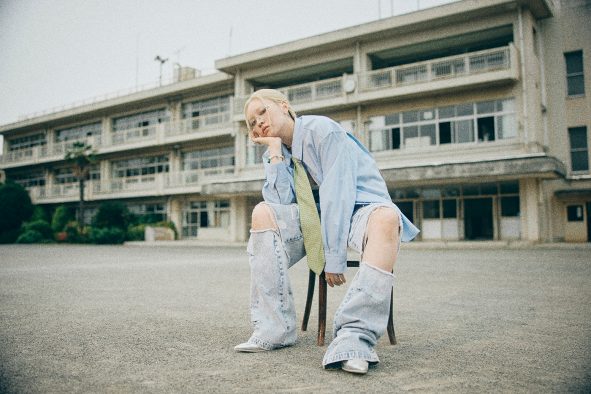 ちゃんみなが「I hate this love song」のパフォーマンスビデオ公開！「初恋」をテーマに学校で撮影