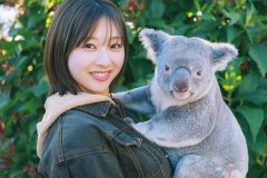 日向坂46富田鈴花1st写真集からコアラとの2ショットカット公開！発売記念YouTube生配信も決定