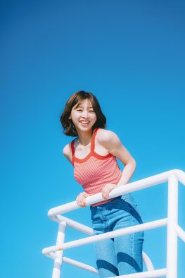 日向坂46富田鈴花1st写真集より新規カット解禁！「青空に負けない輝いたスマイルはいかが？」