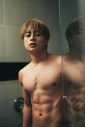 白濱亜嵐2nd写真集からシャワーシーンのカットが先行公開！彫刻のような肉体美を披露 - 画像一覧（1/2）