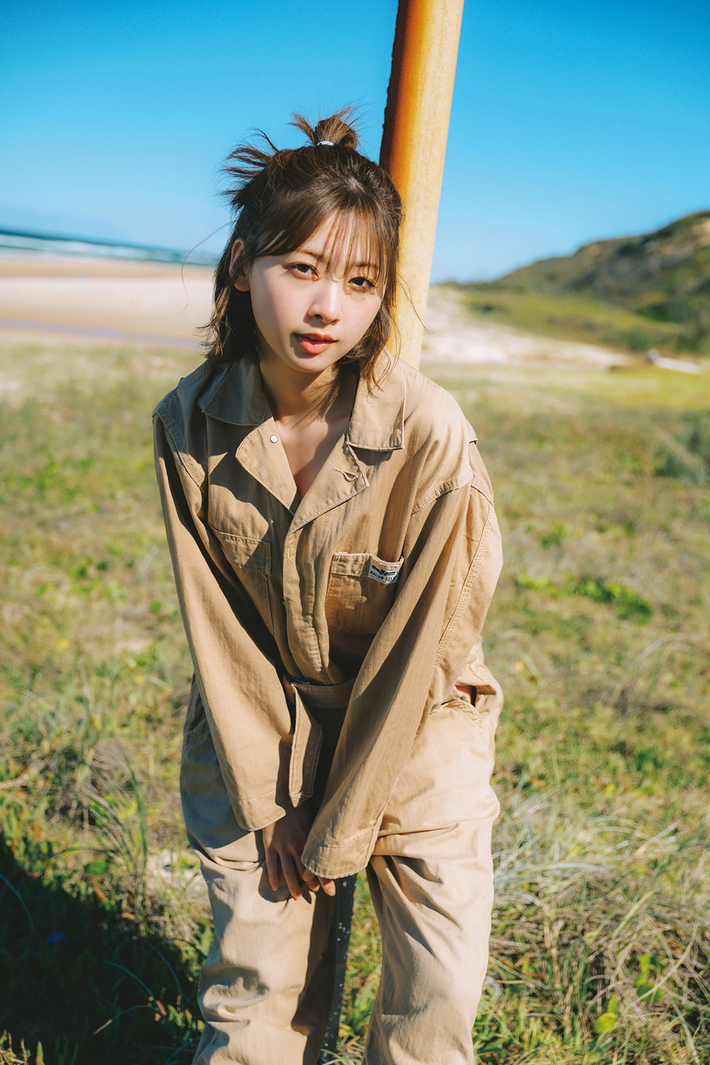 富田鈴花1st写真集より第5弾先行カット2枚公開！世界最大の砂の島で無骨なつなぎをクールに着こなす