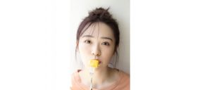 羊と触れ合う姿も！ 乃木坂46・渡辺みり愛、1st写真集より先行カット第2弾公開