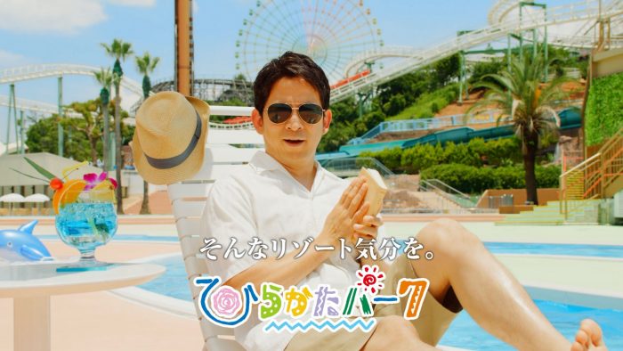 “超ひらパー兄さん”そして“園長”こと岡田准一がひと言。「プールサイドの読書はだいたいウソ」