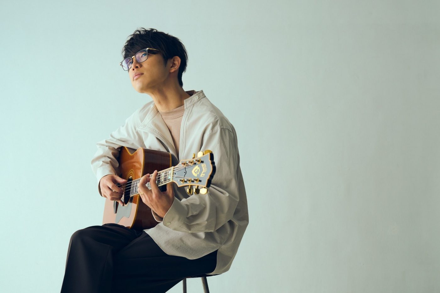 川崎鷹也、カバーシリーズの第1弾EP『白』のリリースと企画ライブツアーの開催を発表