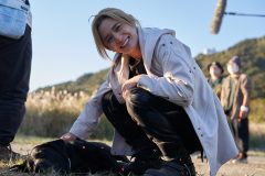 映画『鋼の錬金術師　完結編』より、満面の笑みで犬と戯れる山田涼介のオフショット写真解禁