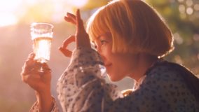 木村カエラ出演、“さらりとした梅酒”新CM公開！ 「とても贅沢で癒される時間でした」