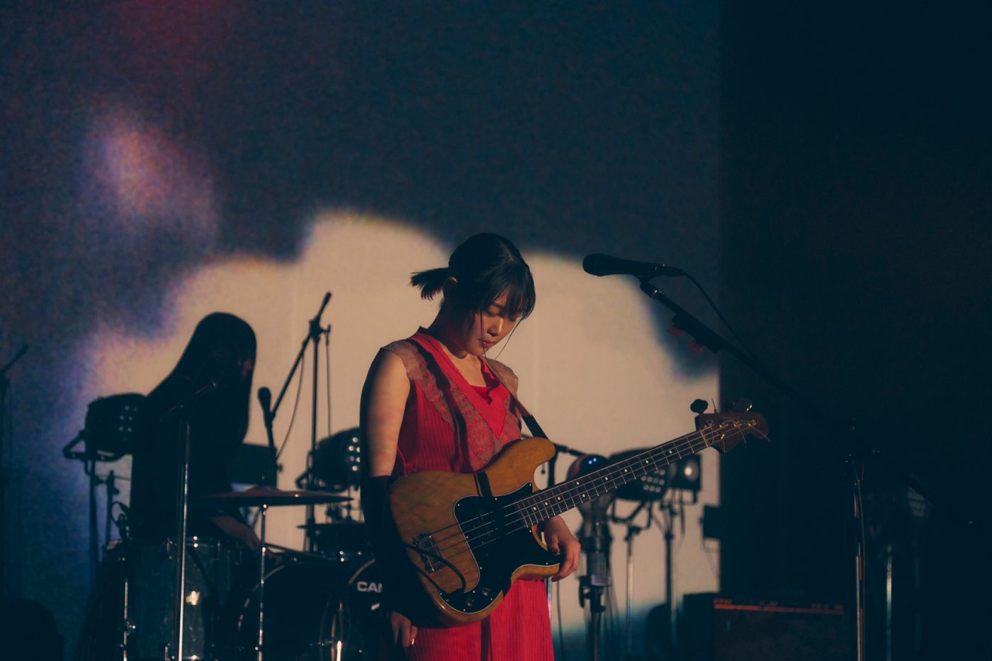 羊文学、『TOUR 2022“OOPARTS”』ファイナル。完遂とともに大きな岐路を迎えていることも感じさせるバンドの成長 - 画像一覧（5/16）