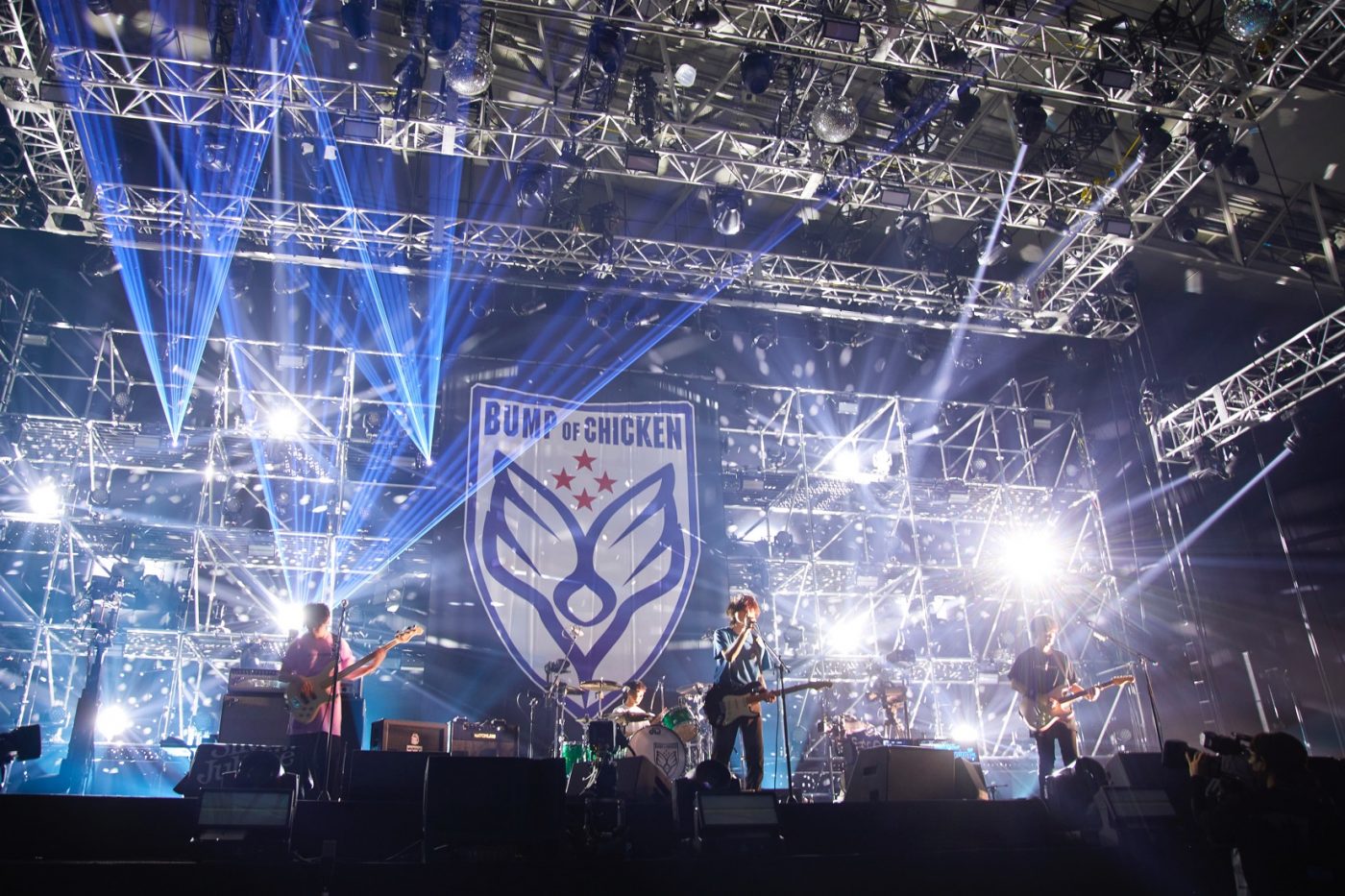 BUMP OF CHICKEN、3万人と結成25周年を祝う – THE FIRST TIMES