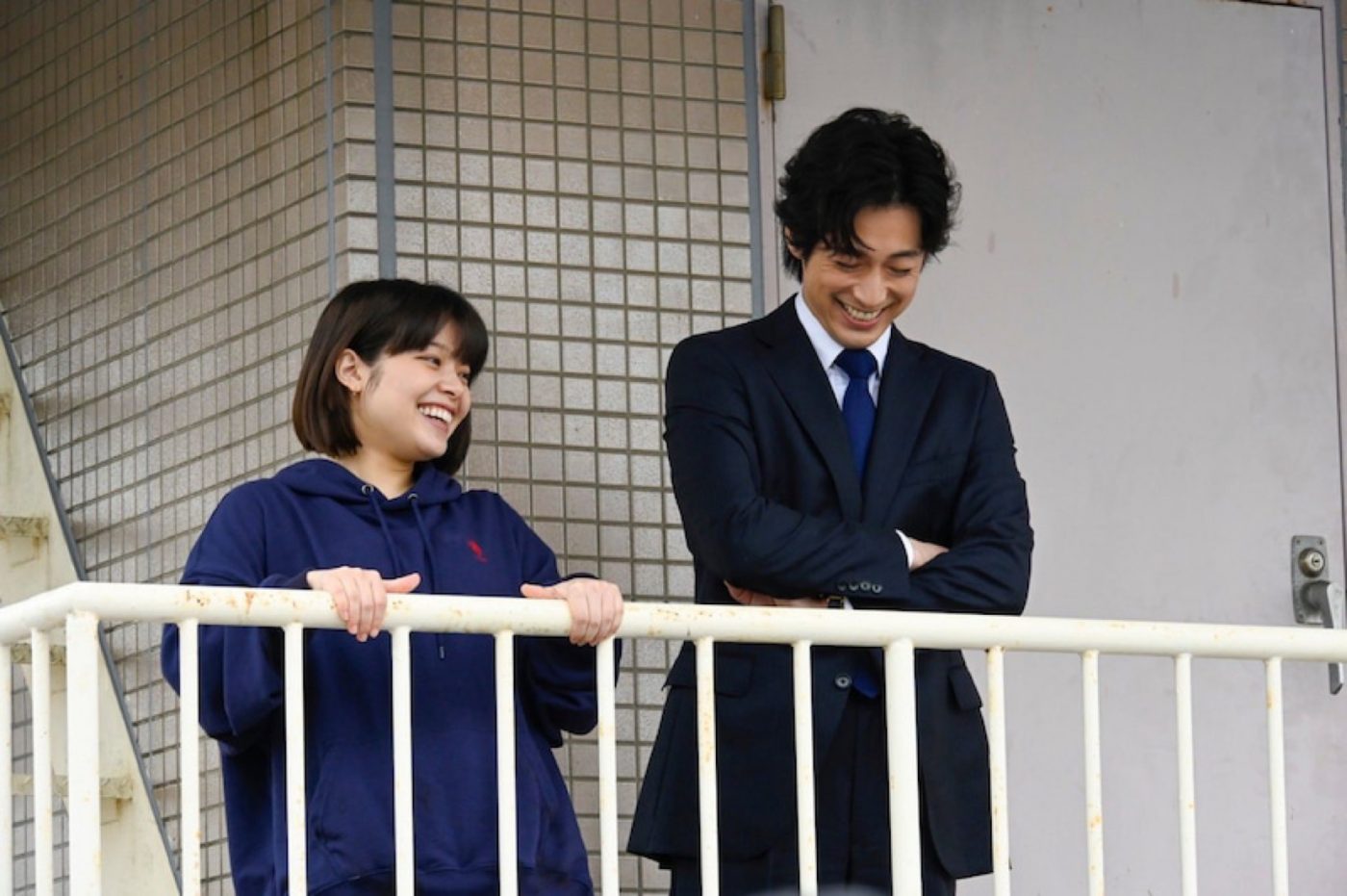 ドラマ『パンドラの果実』より、ディーン・フジオカ×岸井ゆきの仲良しオフショット公開