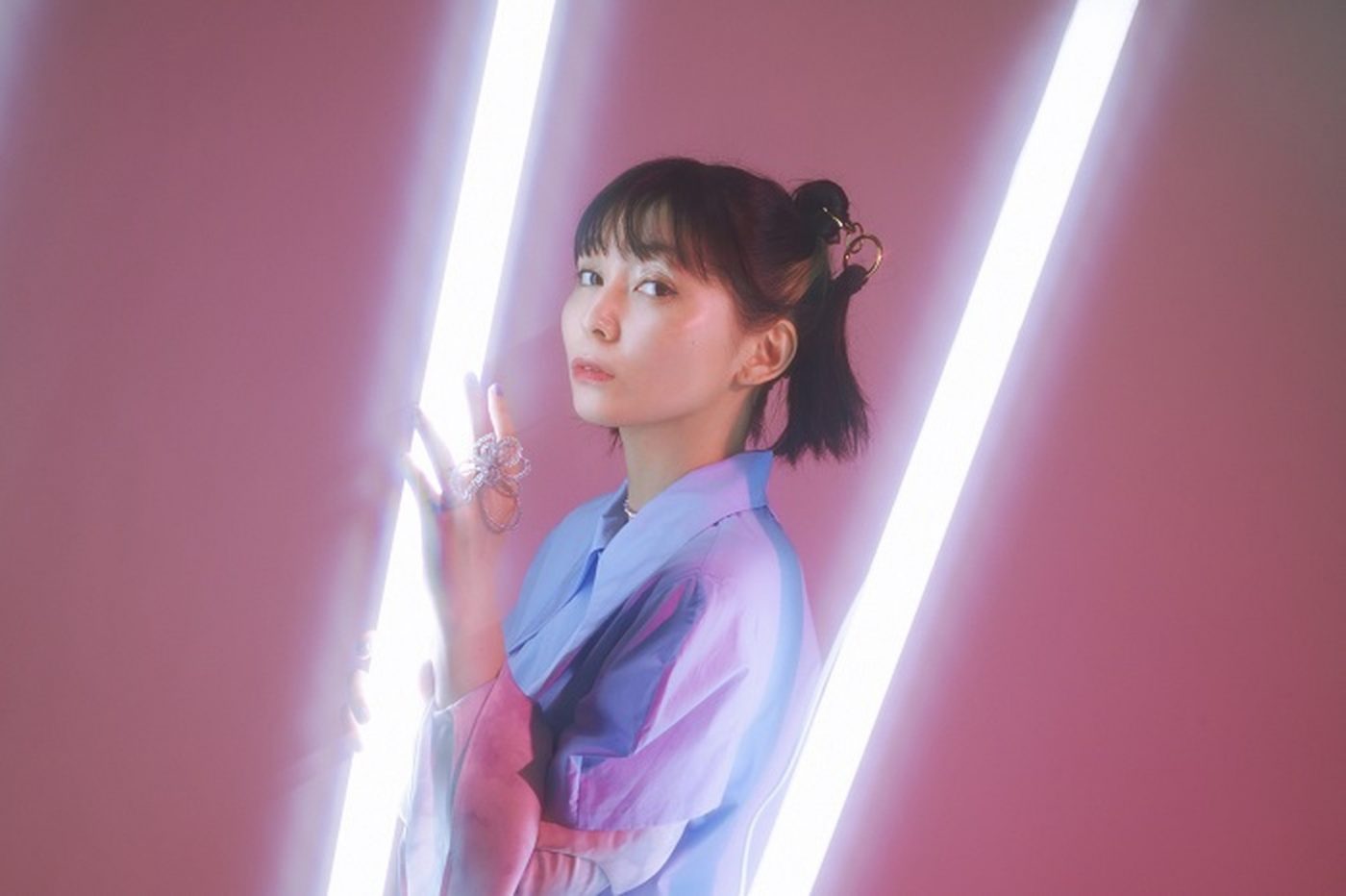 ナナヲアカリ、アニメ『Engage Kiss』EDテーマを含む5thシングル「恋愛脳／陽傘」を8月リリース - 画像一覧（1/5）