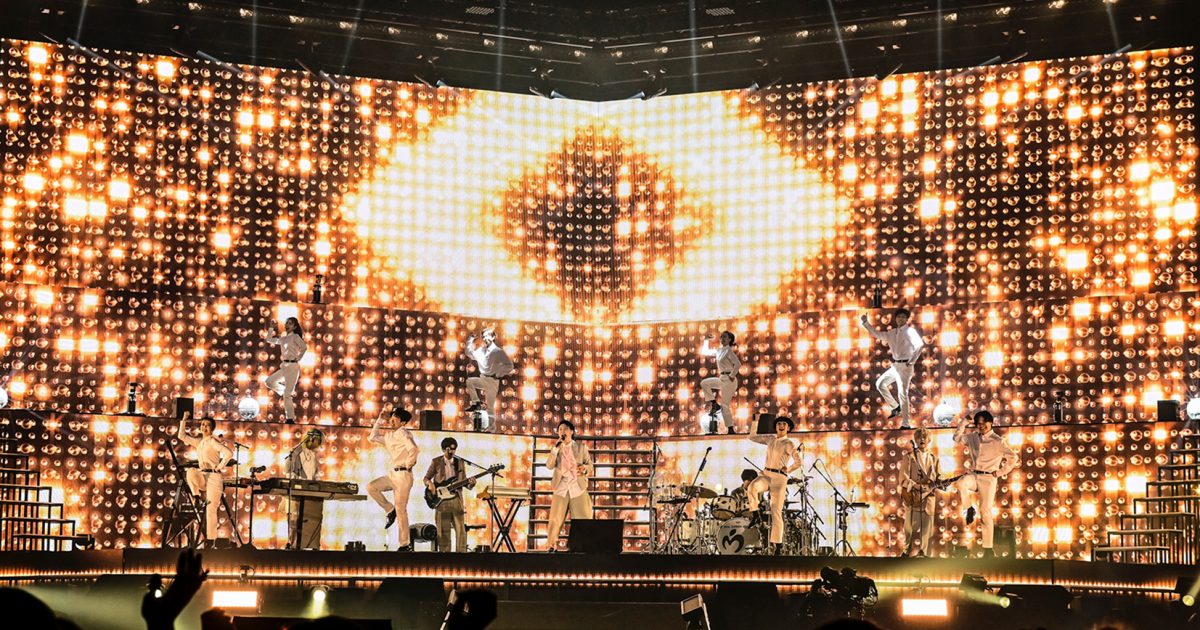 Mrs. GREEN APPLE、活動再開後初の単独公演でファンと再会! メンバーが感極まる場面も – THE FIRST TIMES
