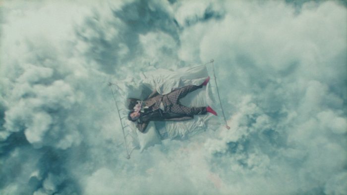 ハリー・スタイルズ、アルバム『ハリーズ・ハウス』より新MV「レイト・ナイト・トーキング」を公開