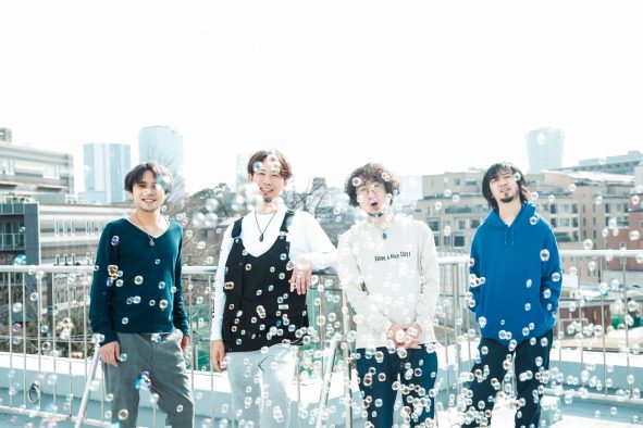 PHONO TONES、バンド結成10周年を祝う夏らしい新曲をリリース！ シュールな味わいのMVも公開