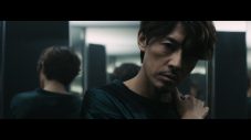 藤木直人、岡崎体育の提供曲「湿布」MV公開！バキバキのダンスも披露 - 画像一覧（1/2）