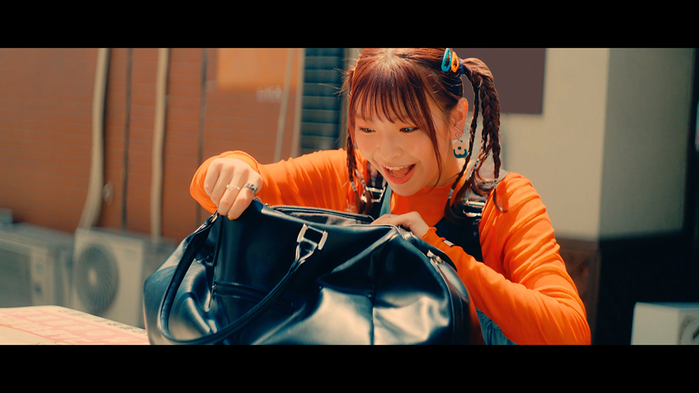 halca、アニメ『Engage Kiss』OPテーマ「誰彼スクランブル」MVで演技に初挑戦 - 画像一覧（2/4）