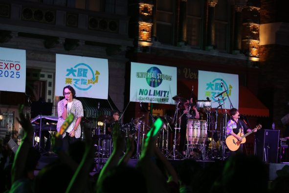 コブクロ、USJで大阪万博の公式テーマソングを初披露！「未来のワクワク感、ドキドキ感も込めました」