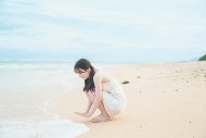 櫻坂46・守屋麗奈、1st写真集の裏表紙4パターンと秋元康の帯コメント公開 - 画像一覧（2/4）