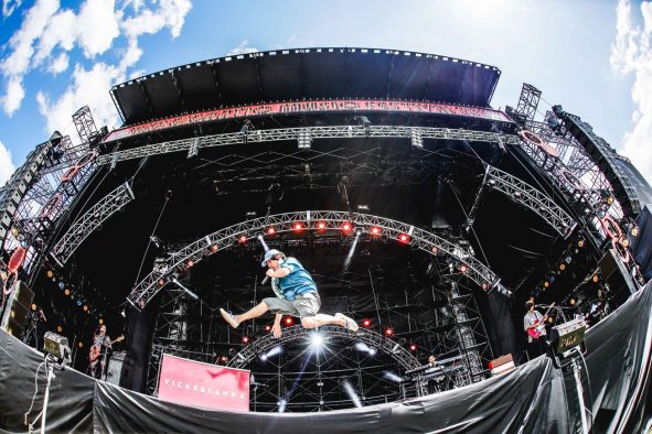 ビッケブランカ、大阪の夏フェス『ジャイガ』で新曲「This Kiss」をライブ初披露