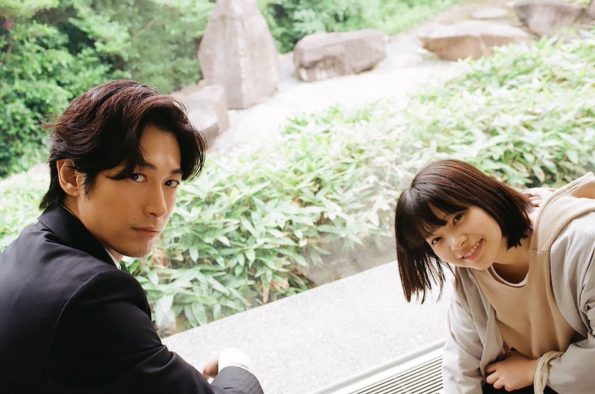 ドラマ『パンドラの果実』公式ブログで、ディーン・フジオカ×岸井ゆきの“コッヒー&ユッキー”の2ショット公開