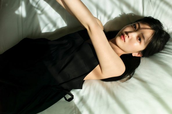 乃木坂46久保史緒里、1st写真集『交差点』の“パネル展”を開催！ 各店舗で展示される写真の約半数は、写真集未掲載のアザーカット