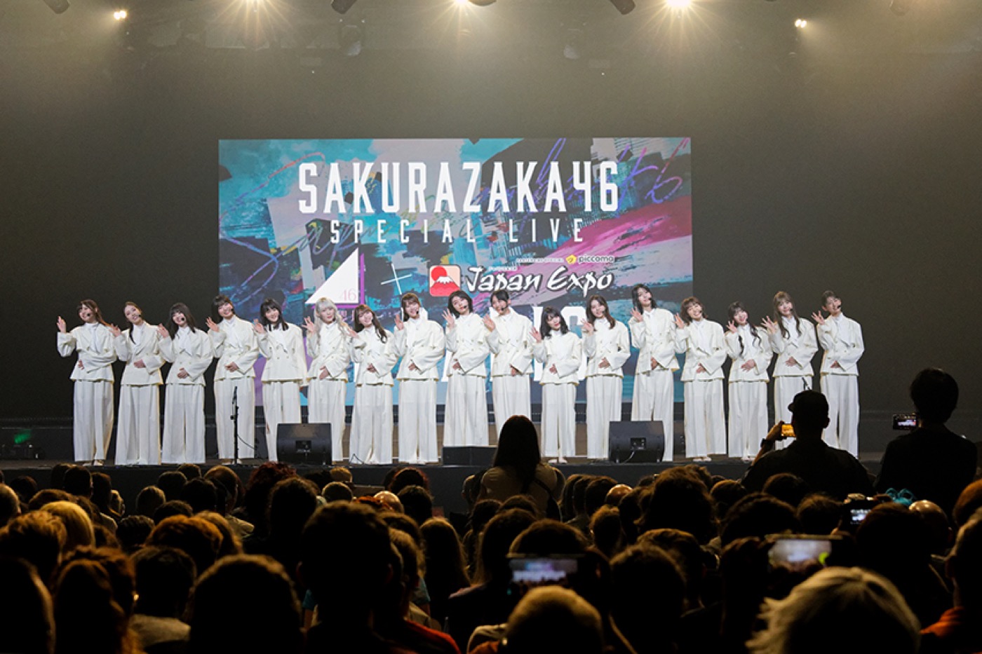 【ライブレポート】櫻坂46、初の海外イベントでフランス・パリの1万5,000人のオーディエンスを魅了
