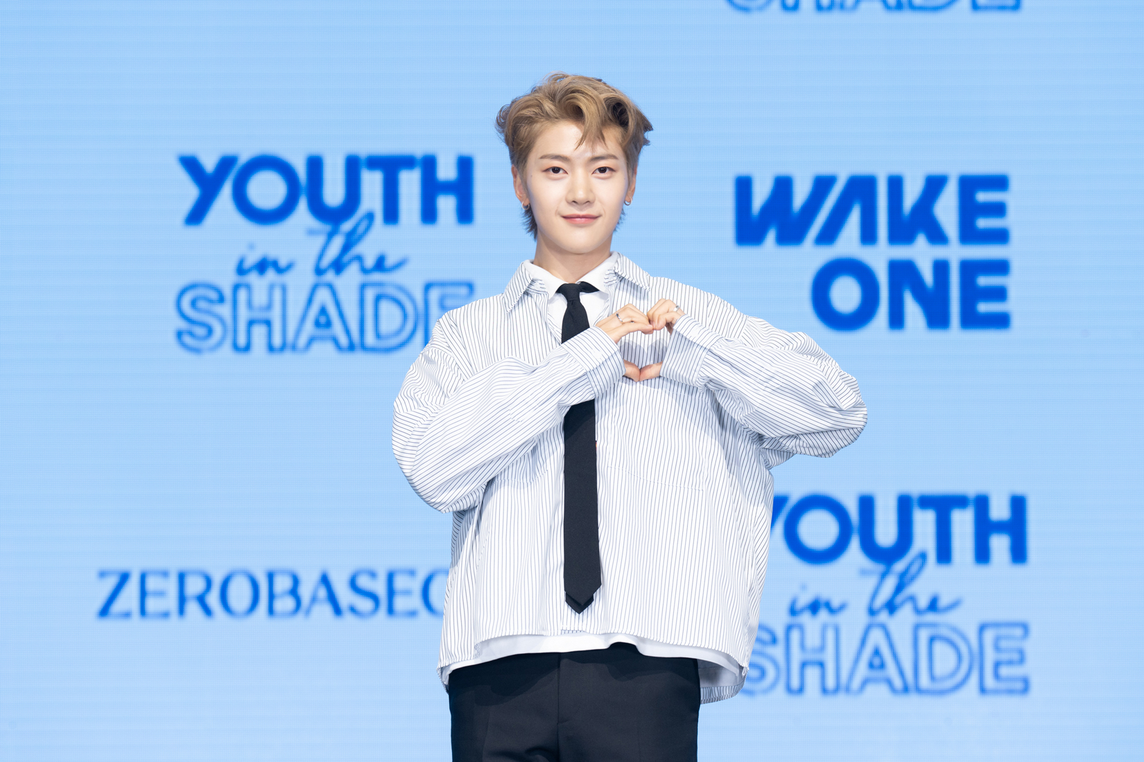 ゼベワン zb1 SHOWCASE 証明写真 9名分 ショーケース