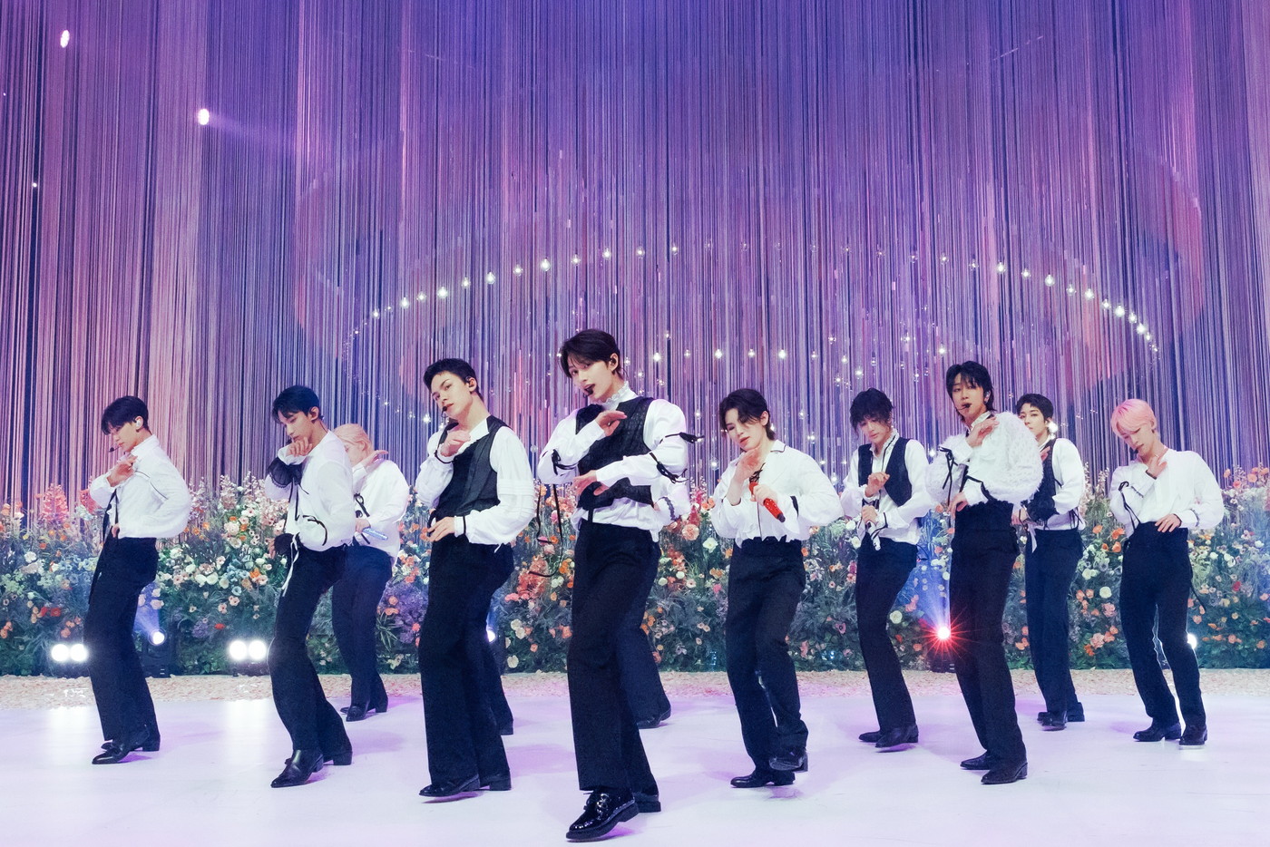 SEVENTEEN、NHK『SONGS』で大泉洋に最新曲「Super」のダンスを伝授 - 画像一覧（2/3）