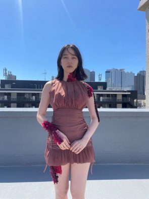 のん、超ミニ丈の“美太もも”大胆露出カットにファン歓喜！「完全に美の女神」