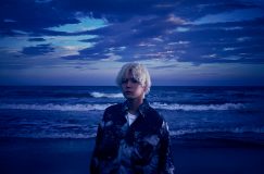 秋山黄色、新曲「蛍」をデジタルリリース！ 真夜中の海辺にてワンカット撮影されたMVのプレミア公開も決定
