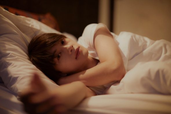 佐野勇斗の色気が香り立つ！写真集『Here, Now!』収録カット3点を解禁