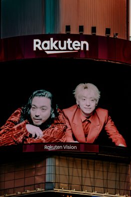 Creepy Nuts、新曲「Mirage」のゲリラパフォーマンス映像を渋谷スクランブル交差点の大型ビジョンで公開