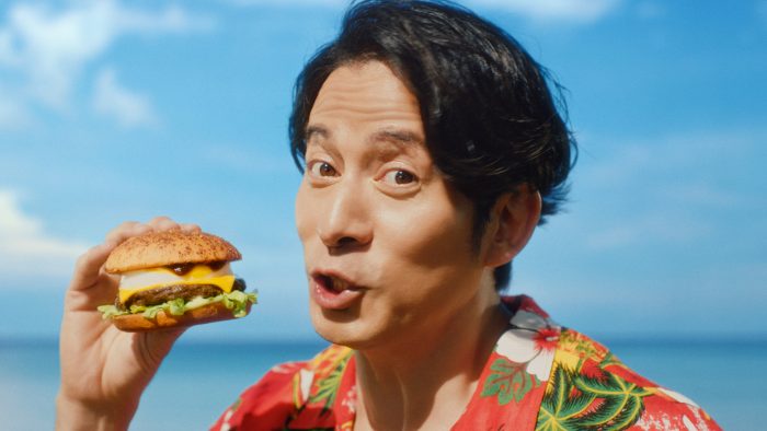 岡田准一がアロハシャツ姿で「アツイぜ！ハワイアン！」 マクドナルド新TVCMが放映開始