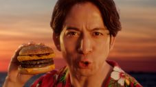 岡田准一がアロハシャツ姿で「アツイぜ！ハワイアン！」 マクドナルド新TVCMが放映開始 - 画像一覧（2/25）