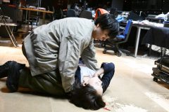 櫻井翔主演ドラマ『放送局占拠』初回から衝撃の展開！武蔵をかばった和泉さくらが銃弾に倒れる