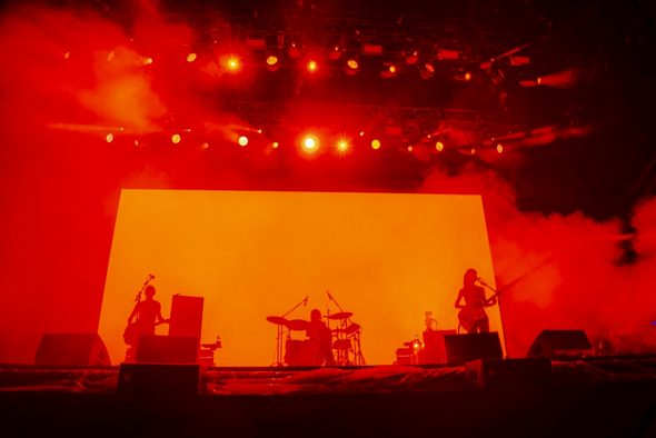 【ライブレポート】羊文学『FUJI ROCK FESTIVAL’25』に登場！「フジロック、大好き！」（塩塚モエカ）