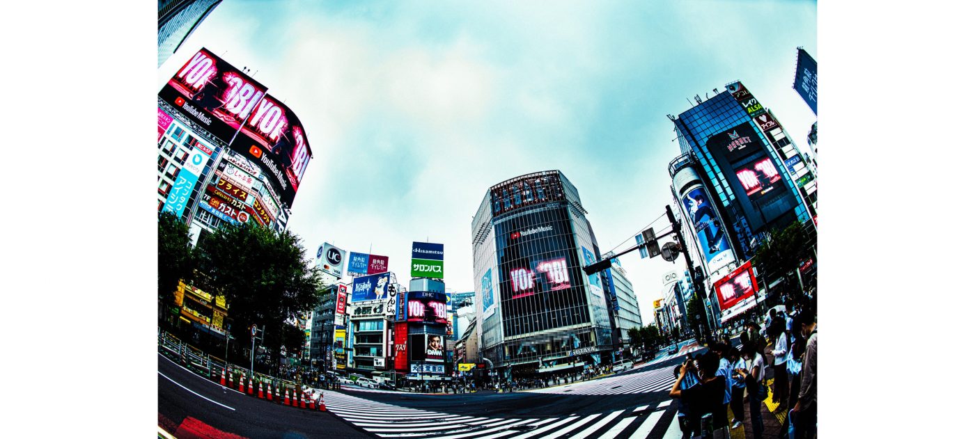 YOASOBI、新曲「三原色」MVティザーで渋谷大型ビジョン6面をゲリラジャック