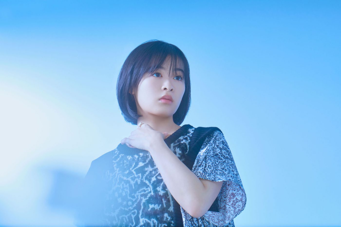 森七菜が今歌いたいこと。YOASOBIとしても活動するAyaseプロデュース作「深海」に初めて込めた思い - 画像一覧（8/12）