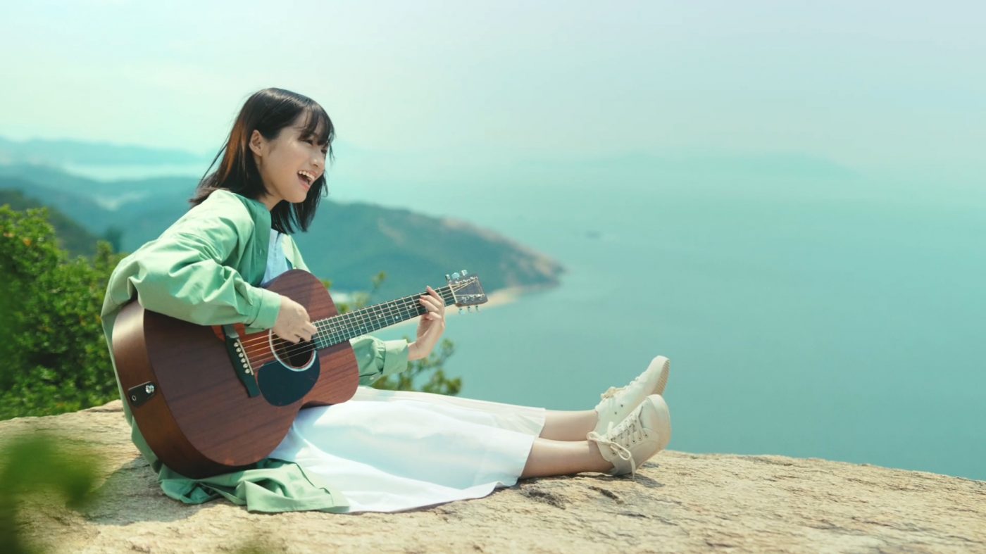 乃木坂46・掛橋沙耶香、地元・岡山の絶景ポイントで弾き語り！ “♪明日を変えるのは自分だから～”