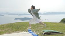 乃木坂46・掛橋沙耶香、地元・岡山の絶景ポイントで弾き語り！ “♪明日を変えるのは自分だから～” - 画像一覧（4/10）