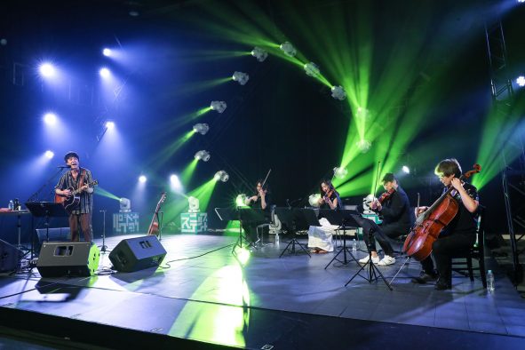 「僕カップヌードルと同い年なんですよ」。山崎まさよし、伝説のライブハウスで25年間の総括ライブ