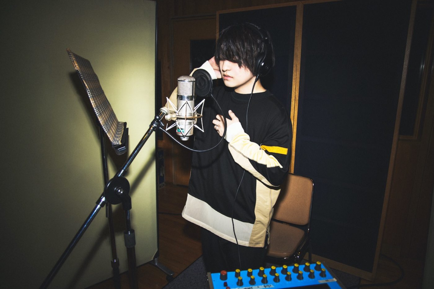 Official髭男dism、新曲「アポトーシス」制作の舞台裏に密着したドキュメンタリー映像を公開