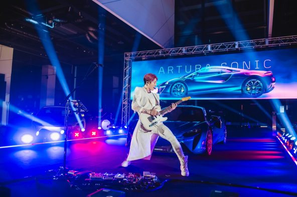 MIYAVI、英スーパーカーメーカー・McLARENのイベントでライブ披露