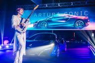MIYAVI、英スーパーカーメーカー・McLARENのイベントでライブ披露 - 画像一覧（4/4）