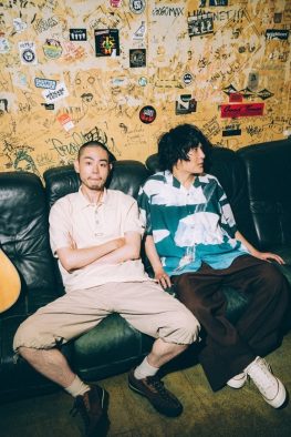 石崎ひゅーい×菅田将暉、オフショットを交えたコラボ曲「あいもかわらず」のライブ映像解禁